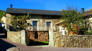 South façade of the Gîte Navarre in Dorres